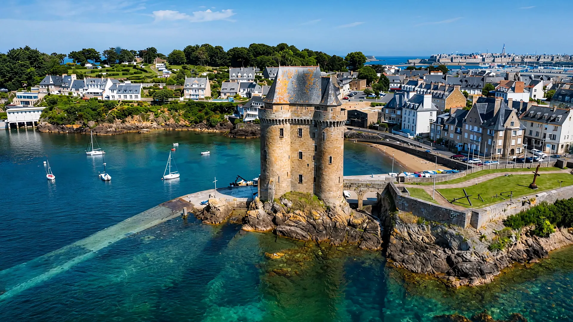 Vue aérienne de la Tour Solidor et de son anse à Saint-Servan — voiliers au mouillage, cale de Solidor et Saint-Malo intra-muros à l'horizon